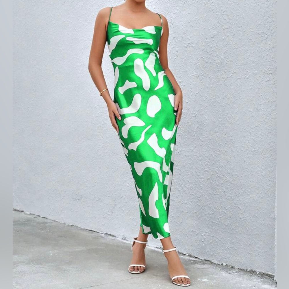 Green and white all over print Satin Dress. SzL. Beautiful statement piece 🌺🌞